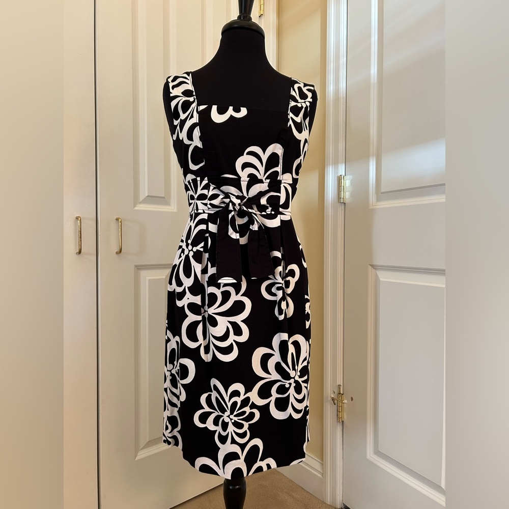 Adorable and classy ladies dress. Sz. 6 petite. Black and white floral design.